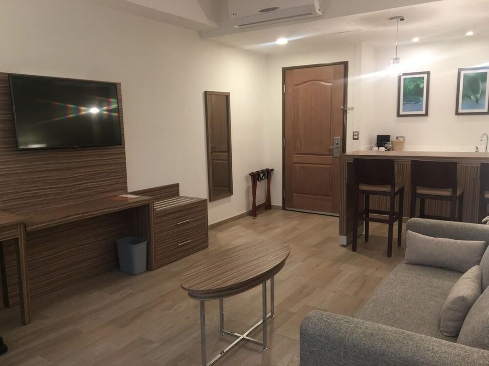 Wyndham Garden Monterrey Valle Real Екстериор снимка