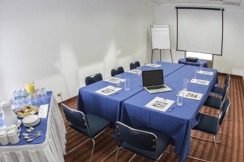 Wyndham Garden Monterrey Valle Real Бизнес снимка